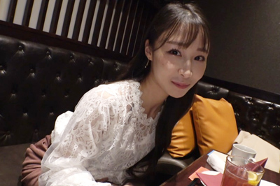 【白衣の下もケツ丸出しで働いてました】【どM歯科助手の絶景美くびれ】クリニックで一番美人などM部下と生ハメW不倫。可愛いお顔にぶっとい肉棒を捩じ込んだら、涙目で自らイラマ。ほっそい腰を鷲掴んで激ピス。勤務中には想像できないスケベな顔で痙攣絶頂。子宮までとろとろになったま●こに生中出し。【既婚男性(歯科医)×既婚女性(歯科助手)】【密会ナマハメ撮り】case.7