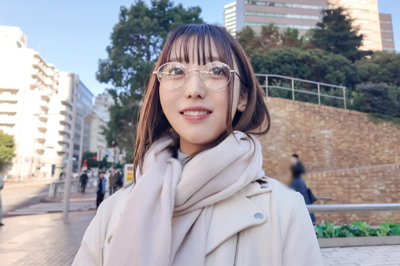 知的なメガネの奥に潜むモンスター級の性欲！学業まじめな清楚JDがAVデビュー！「彼氏がいたら毎日したい」と語る性欲旺盛ガールは、触れられるだけでビクビク反応！ねっとりキスで腰振りが止まらない！「人に見られてるって思うと、興奮しちゃって…」と恥ずかしそうに語る姿はド変態の片鱗！？パイパン美ま●こでぐちょ濡れ騎乗、快感に溺れて絶頂しまくる姿はたまらない！ 【初撮り】ネットでAV応募→AV体験撮影 2358