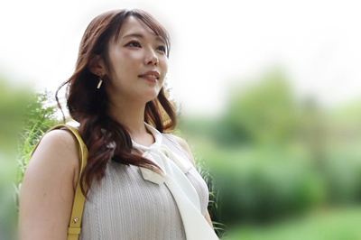 【レス妻の完堕ち】出産してから約2年半、ずっとセックスレスの人妻さん。色白で美しい肌に綺麗なFカップと安産型の桃尻、明るく朗らかな話し方に包容力を感じます。しかし、今回は女としての欲望を解放していただきました。奥さん主導の騎乗位は必見です。――― 緑豊かなベッドタウン、東村山