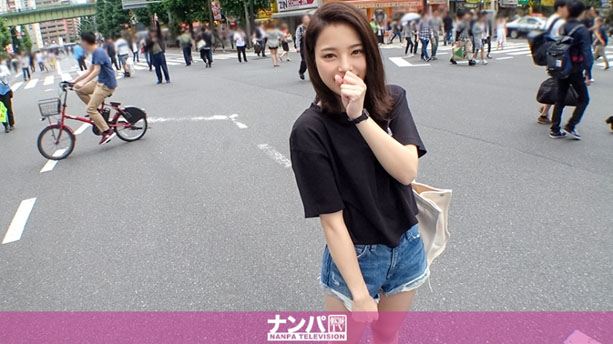 クイズと騙されて生ち○ぽを握らされちゃう天然女子！驚き戸惑うもついつい巨根をチラ見！その一瞬を見逃さないナンパ師に丸め込まれて流されSEX！