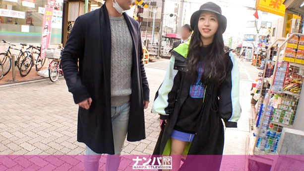 商店街でナンパした筋肉フェチのお洒落ガール♪警戒心むき出しだった彼女が男の筋肉を見た途端テンションブチ上げ♪屈強なカラダに激しく抱かれて蕩け顔♪