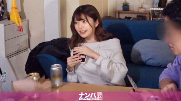 「脱衣」を賭けたカードゲーム中に先輩が寝ちゃった...取り残されたキャミ姿の先輩のオンナと僕。この誘惑に耐えきれず恐る恐る手を出すと、先輩のオンナもやる気満々wオンナの喘ぎ声とイヤらしいパコパコ音が響き渡る先輩の部屋で、先輩のオンナを腰をガクガク震わしてイカセてしまった僕(汗)